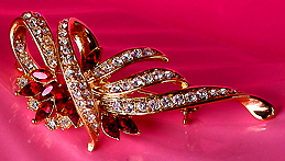 a beautiful vintage costume jewelry Brooch unsigned