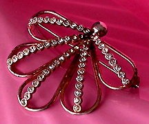 a beautiful vintage costume jewelry Brooch unsigned