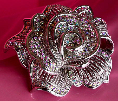 a beautiful vintage costume jewelry brooch unsigned