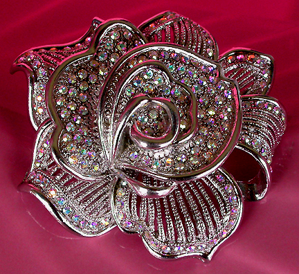 a beautiful vintage costume jewelry brooch unsigned