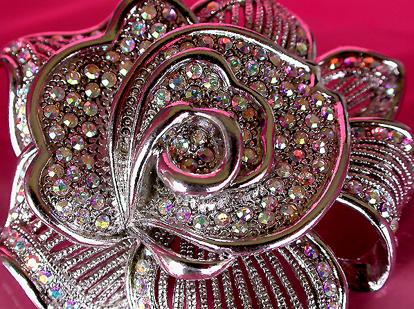 a beautiful vintage costume jewelry brooch unsigned