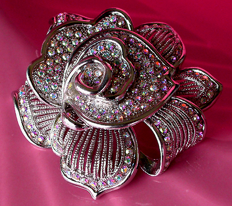 a beautiful vintage costume jewelry brooch unsigned