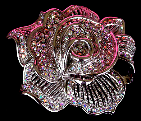 a beautiful vintage costume jewelry brooch unsigned