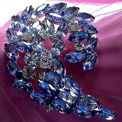a beautiful vintage costume jewelry brooch unsigned
