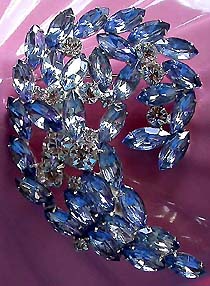 a beautiful vintage costume jewelry Brooch unsigned