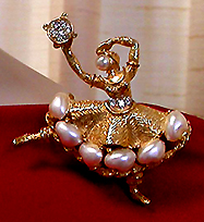 a beautiful vintage costume jewelry Brooch unsigned