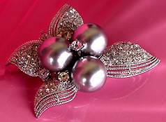 a beautiful vintage costume jewelry Brooch unsigned
