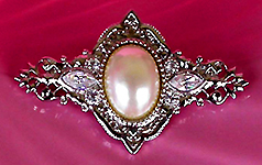 a beautiful vintage costume jewelry Brooch unsigned