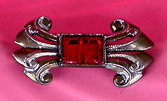 a beautiful vintage costume jewelry Brooch unsigned