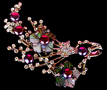 a beautiful vintage costume jewelry Brooch unsigned