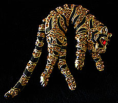 a beautiful vintage costume jewelry Brooch unsigned