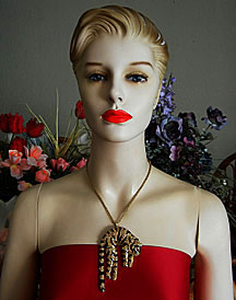 a beautiful vintage costume jewelry Brooch unsigned