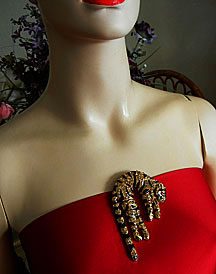 a beautiful vintage costume jewelry Brooch unsigned