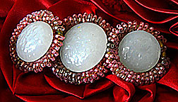 a beautiful vintage costume jewelry Brooch unsigned