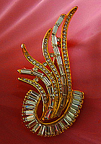 a beautiful vintage costume jewelry Brooch unsigned