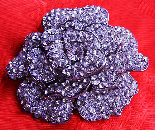 a beautiful vintage costume jewelry brooch unsigned