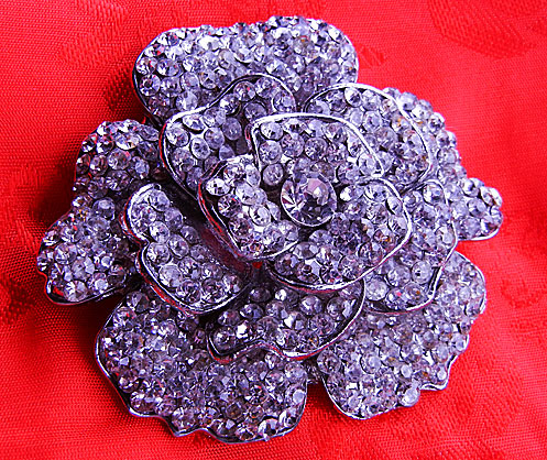 a beautiful vintage costume jewelry brooch unsigned