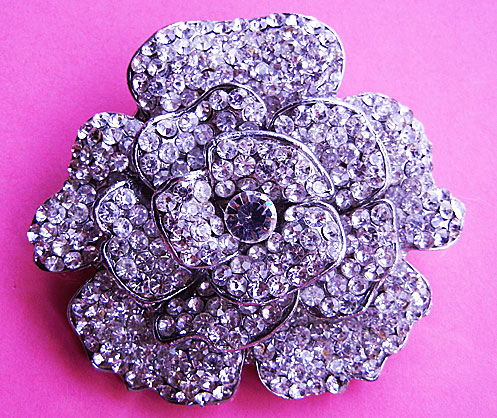 a beautiful vintage costume jewelry brooch unsigned