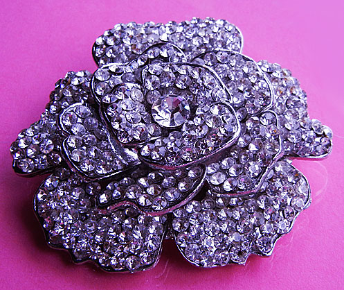 a beautiful vintage costume jewelry brooch unsigned