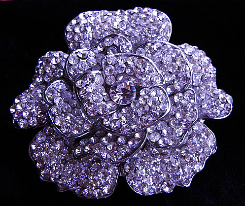 a beautiful vintage costume jewelry brooch unsigned