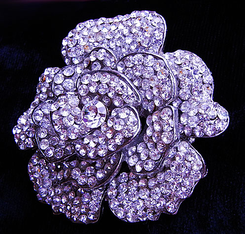 a beautiful vintage costume jewelry brooch unsigned