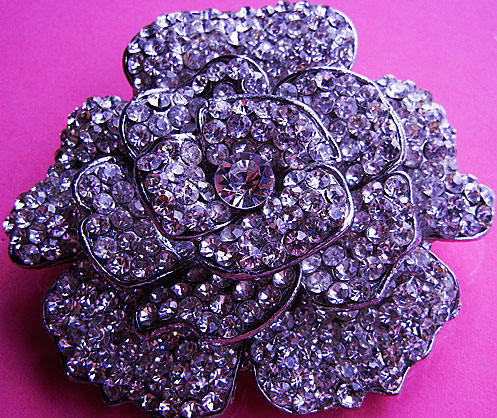 a beautiful vintage costume jewelry brooch unsigned