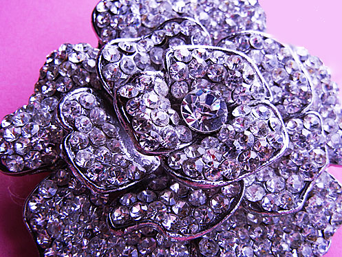 a beautiful vintage costume jewelry brooch unsigned