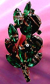 a beautiful vintage costume jewelry Brooch unsigned