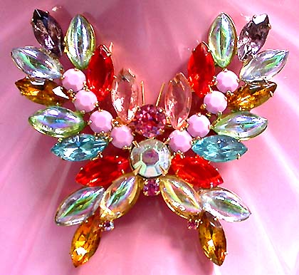 a beautiful vintage costume jewelry brooch unsigned