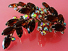 a beautiful vintage costume jewelry Brooch unsigned