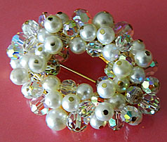 a beautiful vintage costume jewelry Brooch unsigned