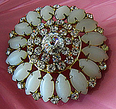 a beautiful vintage costume jewelry Brooch unsigned