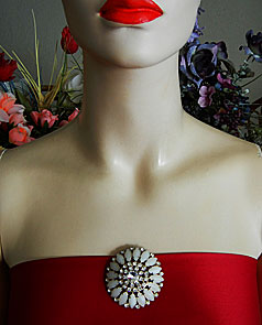 a beautiful vintage costume jewelry Brooch unsigned