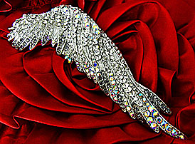 a beautiful vintage costume jewelry Brooch unsigned