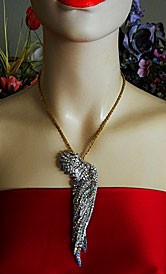 a beautiful vintage costume jewelry Brooch unsigned