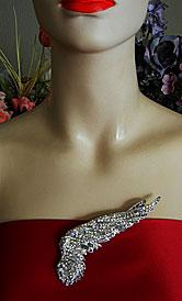 a beautiful vintage costume jewelry Brooch unsigned