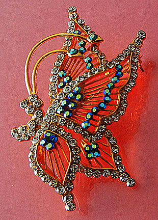 a beautiful vintage costume jewelry brooch unsigned