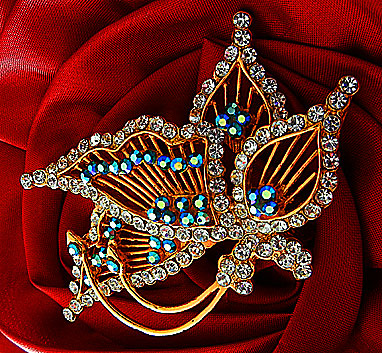 a beautiful vintage costume jewelry brooch unsigned