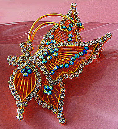 a beautiful vintage costume jewelry brooch unsigned