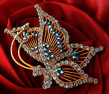 a beautiful vintage costume jewelry brooch unsigned