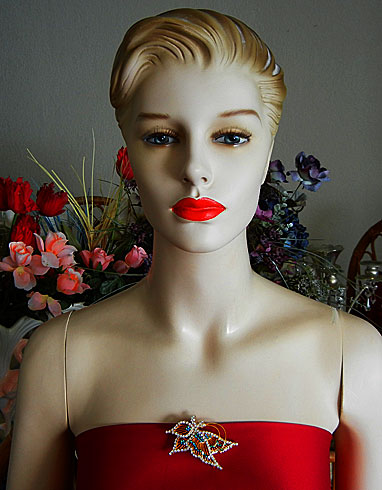a beautiful vintage costume jewelry brooch unsigned