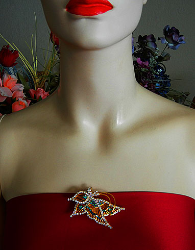 a beautiful vintage costume jewelry brooch unsigned
