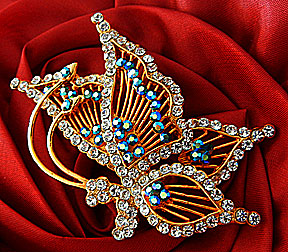 a beautiful vintage costume jewelry Brooch unsigned