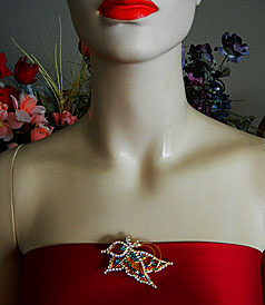 a beautiful vintage costume jewelry Brooch unsigned