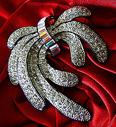 a beautiful vintage costume jewelry Brooch unsigned