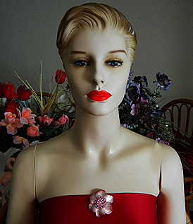 a beautiful vintage costume jewelry Brooch unsigned