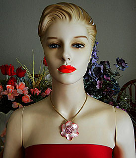 a beautiful vintage costume jewelry Brooch unsigned