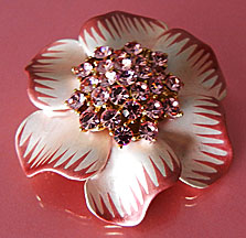 a beautiful vintage costume jewelry Brooch unsigned