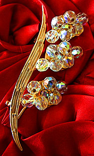 a beautiful vintage costume jewelry Brooch unsigned