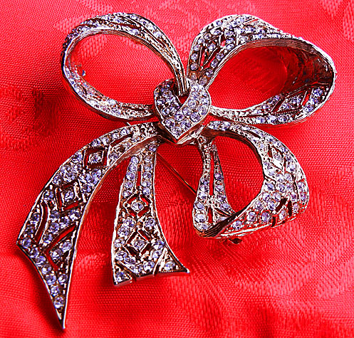 a beautiful vintage costume jewelry brooch unsigned